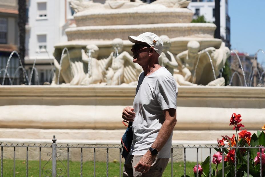EuropaPress 7554129 turistas protegen calor calles sevilla 27 mayo 2026 sevilla andalucia