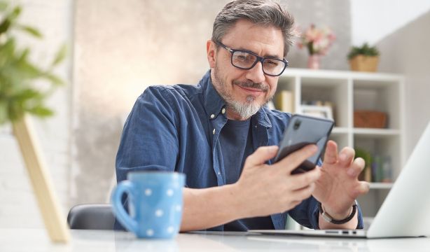 Cómo usar MiiA paso a paso, la inteligencia artificial que ayuda a los sénior