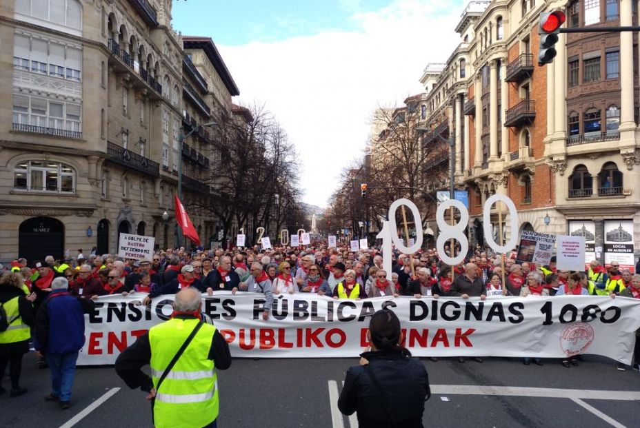 Miles de personas se manifiestan en el País Vasco y Navarra por "trabajos y pensiones dignas"