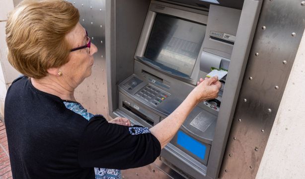 Pago de las pensiones y de la extra de junio de 2026: ¿cuál es la fecha de cobro en cada banco?