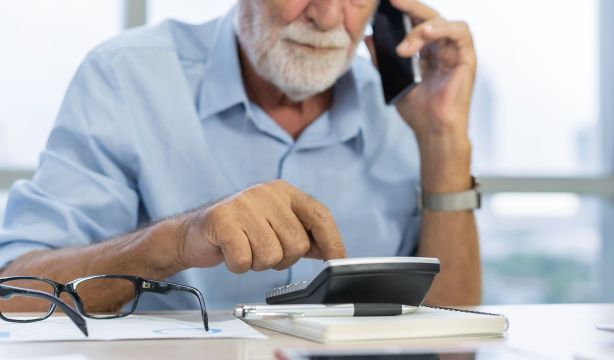 Deniegan la pensión a un autónomo de 72 años con 33 cotizados por una deuda con la Seguridad Social