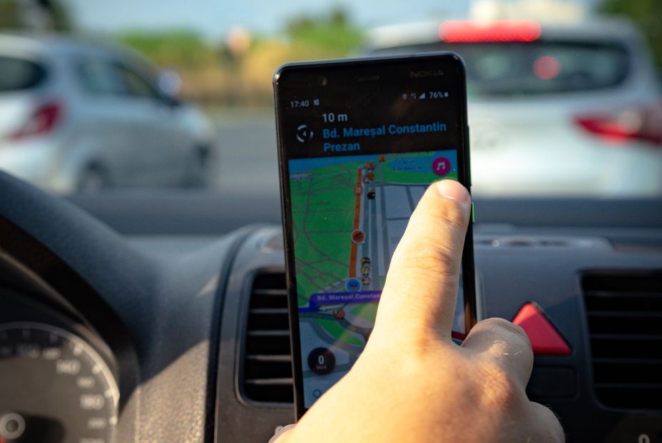 La DGT lo advierte: llevar el soporte del móvil en esta zona del coche puede salir caro
