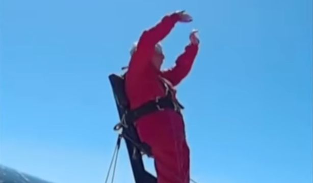 Celebra su 80 cumpleaños volando sobre el ala de un avión: "Me gusta hacer cosas que me asustan" (BBC)
