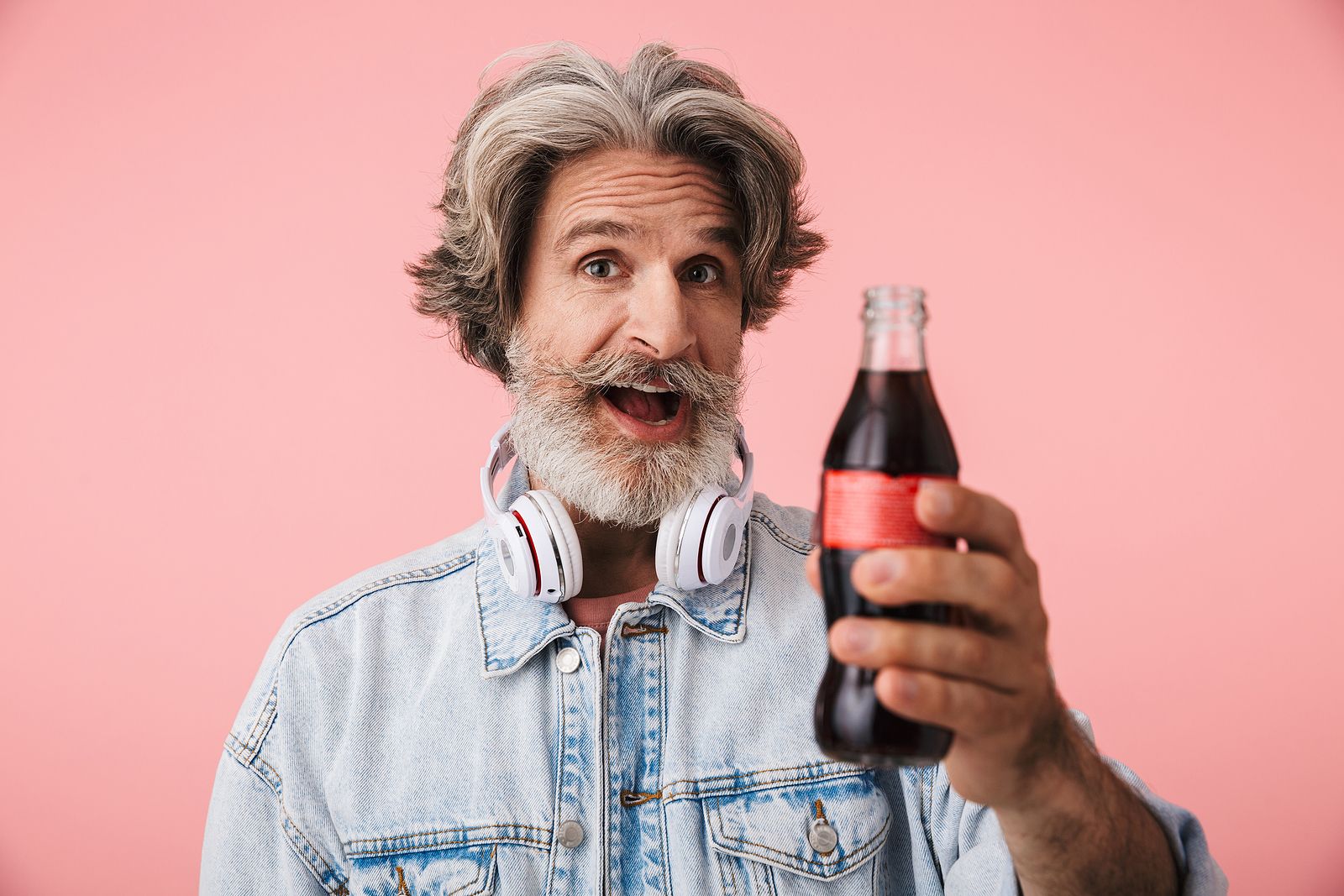 El peligro de los refrescos con azúcar: "una trampa" para la salud de los mayores de 55 años