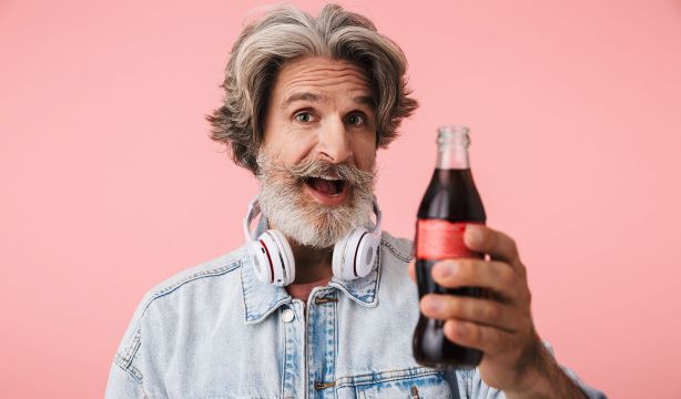 El peligro de los refrescos con azúcar: "una trampa" para la salud de los mayores de 55 años