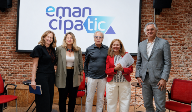 El sector financiero reclama modelos híbridos para evitar la exclusión digital de los mayores / Fuente: EmancipaTIC