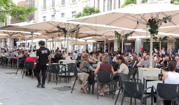 El IVA reducido de bares y hoteles, en el punto de mira: Europa pide al Gobierno que lo suba al 21%