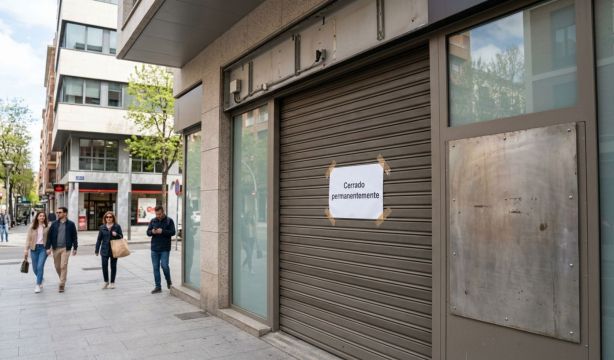 Se acelera el cierre de sucursales: ir al banco se convierte en una odisea para los mayores. Foto: Imagen generada por IA Se acelera el cierre de sucursales: ir al banco se convierte en una odisea para los mayores. Foto: Imagen generada por IA