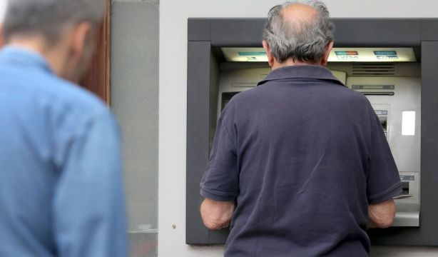 Se acelera el cierre de sucursales: ir al banco se convierte en una odisea para los mayores