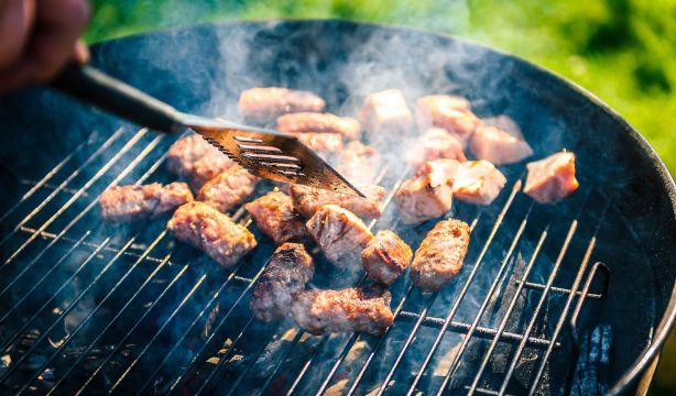 El truco del hielo que ayuda a evitar que los alimentos se peguen en la barbacoa El truco del hielo que ayuda a evitar que los alimentos se peguen en la barbacoa