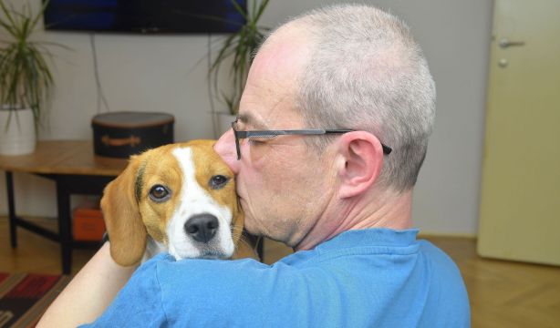 ¿Te puede prohibir la comunidad de vecinos tener mascota en tu vivienda?