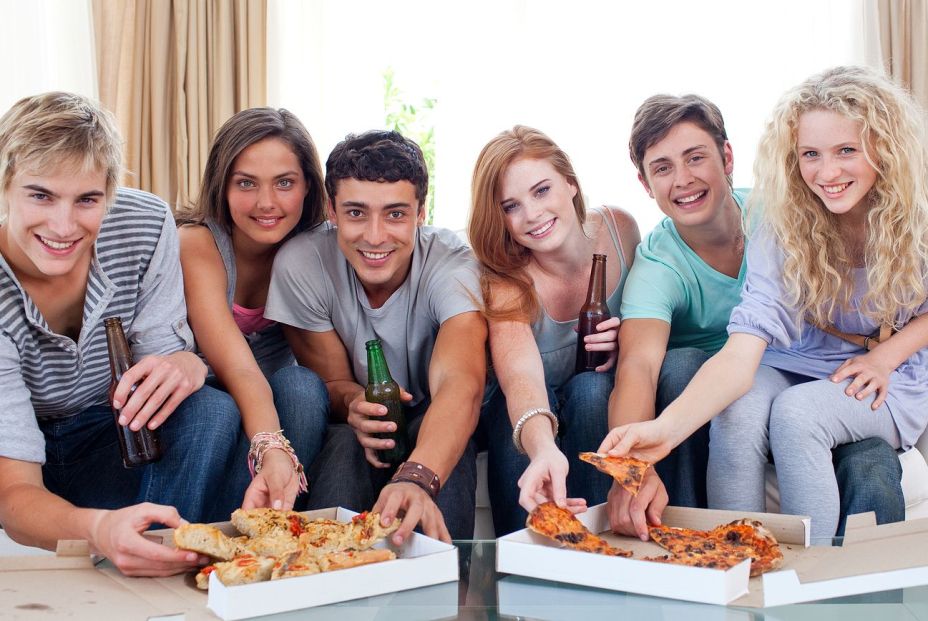 Por qué beber alcohol hace que te apetezcan patatas fritas o pizza Por qué beber alcohol hace que te apetezcan patatas fritas o pizza