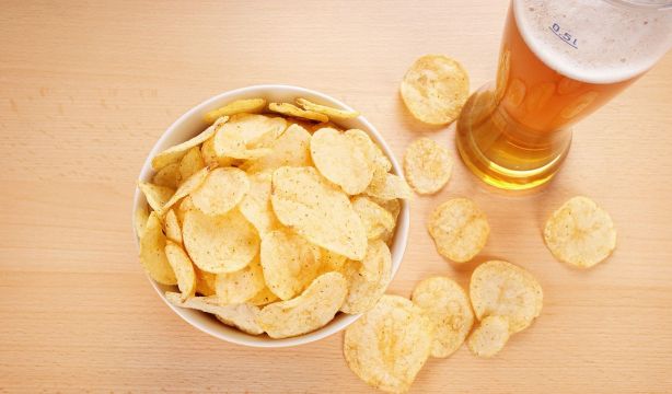 Por qué beber alcohol hace que te apetezcan patatas fritas o pizza Por qué beber alcohol hace que te apetezcan patatas fritas o pizza