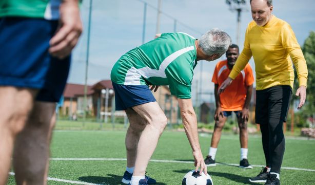 Cuidado con las pachangas de fútbol sin preparación: alto riesgo de lesiones