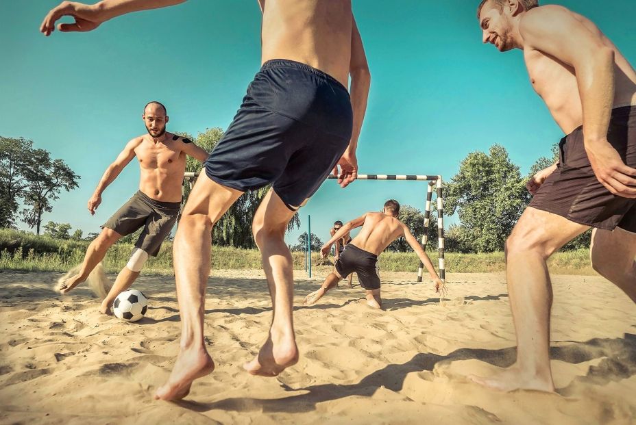 Cuidado con las pachangas de fútbol sin preparación: alto riesgo de lesiones
