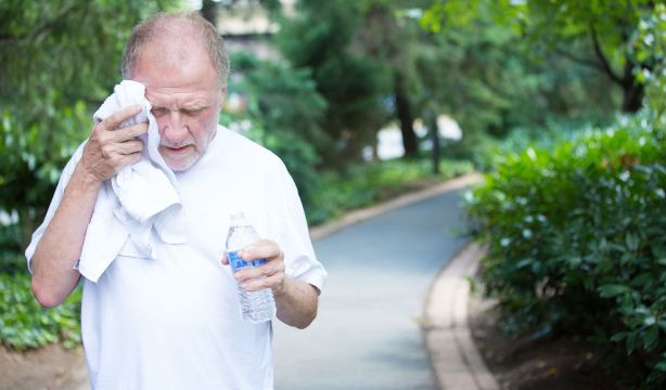 Cómo prevenir la deshidratación y los golpes de calor en mayores / Fuente: BigStock