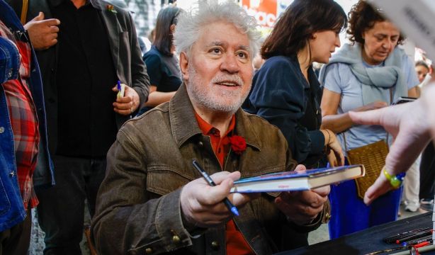 Pedro Almodóvar publicará en octubre su primera novela, 'El hombre que solo escribía en los aviones'