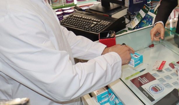Adiós al cúter y al celo en las farmacias: Sanidad va a digitalizar el cupón de los medicamentos