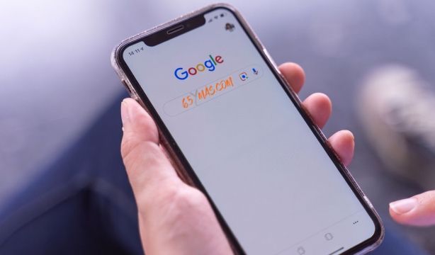 ¿Cómo seguir a 65YMÁS en Google?