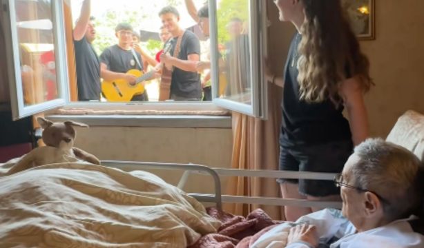 VÍDEO: El emotivo gesto de unos jóvenes con una mujer mayor que no pudo acudir a las fiestas (TikTok: @comitestplancard)