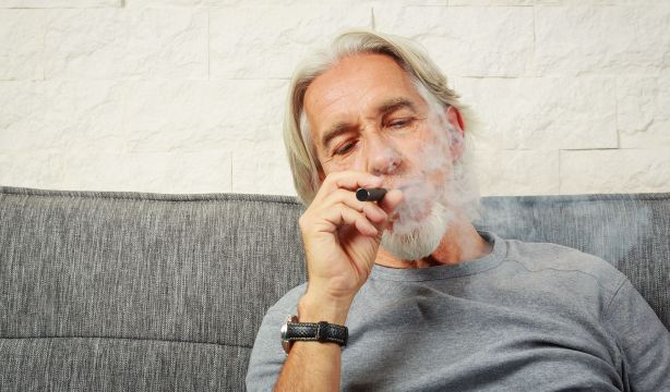 Vapear sabores frutales altera más genes vinculados al cáncer que otros cigarrillos electrónicos