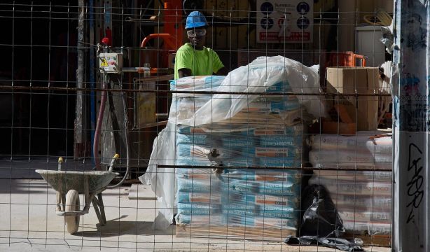 Expertos avisan que los inmigrantes no resuelven el gasto en pensiones: "También envejecen y cobran"
