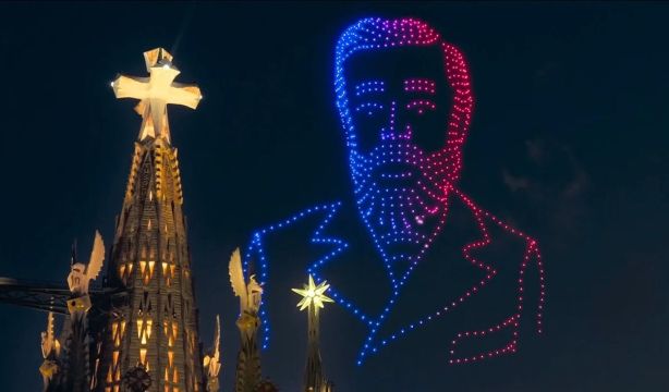 VÍDEO: La espectacular inauguración de la Torre de Jesús de la Sagrada Familia de Barcelona