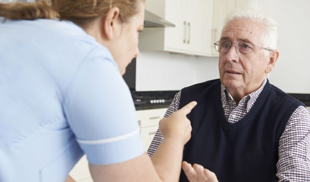 CONFEMAC denuncia la falta de un marco normativo estatal que proteja a los mayores del maltrato (Bigstock)