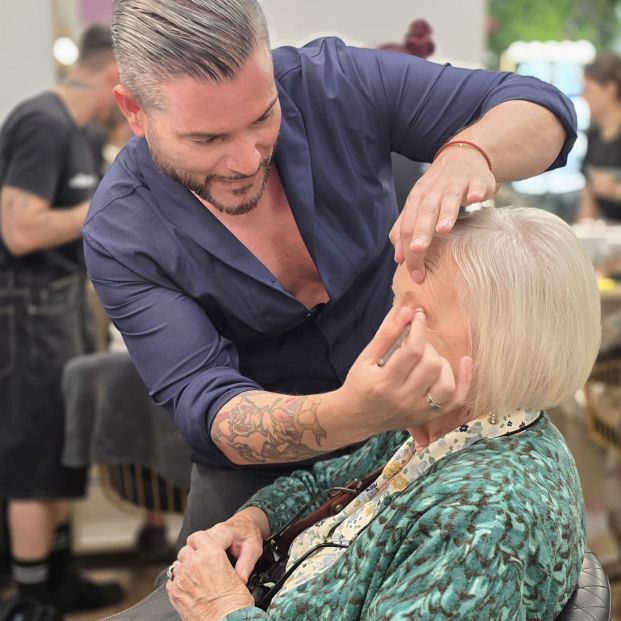 La belleza no tiene edad: 'el maquillador de los famosos' cumple la ilusión de mujeres mayores