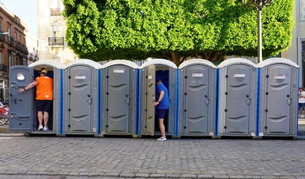 La falta de aseos públicos, una barrera para la autonomía de los mayores