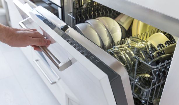 El sitio del lavavajillas donde nunca deberías colocar los tupper de plástico