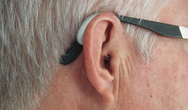 Estas son las comunidades autónomas que ofrecen ayudas a los mayores por sus audífonos