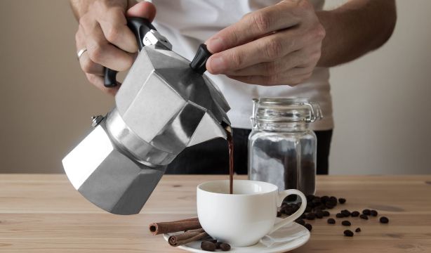 El café no solo hace que duermas menos, también te hace dormir peor