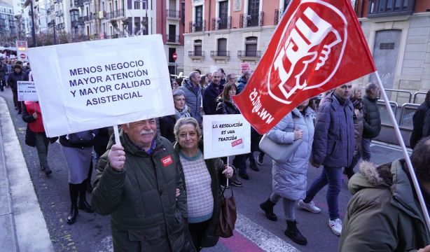 Las residencias privadas cobran hasta 10.000 euros por vivir en ellas y pagan el SMI a sus empleados