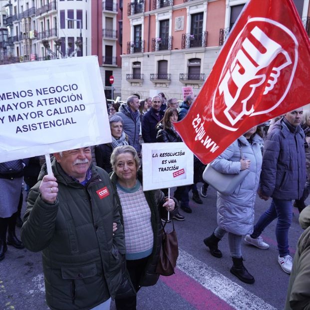 Las residencias privadas cobran hasta 10.000 euros por vivir en ellas y pagan el SMI a sus empleados
