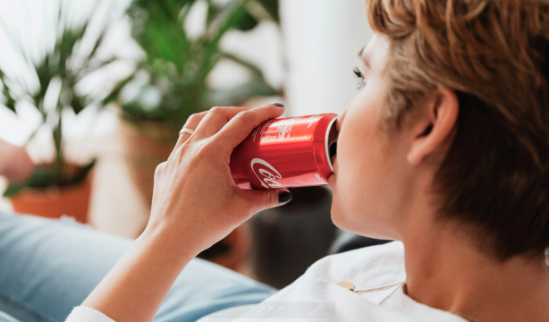 Expertos advierten a los sénior sobre los refrescos con azúcar: "Son un riesgo a partir de los 55" Expertos advierten a los sénior sobre los refrescos con azúcar: "Son un riesgo a partir de los 55"