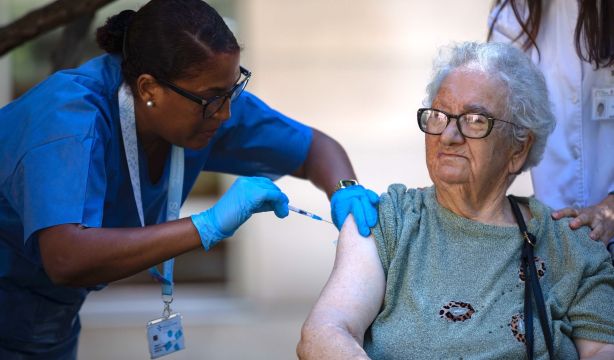 La vacuna del herpes zóster podría reducir hasta un 24% el riesgo de demencia en mayores La vacuna del herpes zóster podría reducir hasta un 24% el riesgo de demencia en mayores