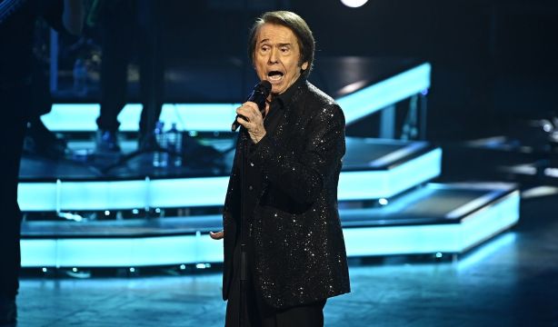Raphael vuelve a los escenarios y asegura que no se retirará: "Tengo sueños por cumplir" Raphael vuelve a los escenarios y asegura que no se retirará: "Tengo sueños por cumplir"