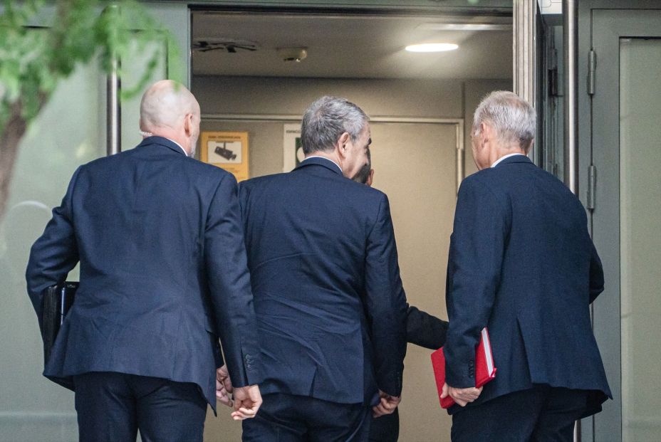 Zapatero niega todo ante el juez, que no impone ninguna medida cautelar Zapatero niega todo ante el juez, que no impone ninguna medida cautelar