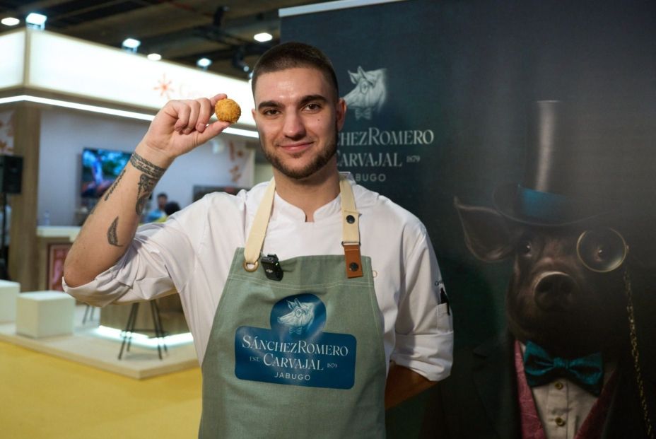 El chef Alejandro Cano, del restaurante Salino, ganador del concurso de mejor croqueta de jamón Sánchez Romero Carvajal El chef Alejandro Cano, del restaurante Salino, ganador del concurso de mejor croqueta de jamón Sánchez Romero Carvajal