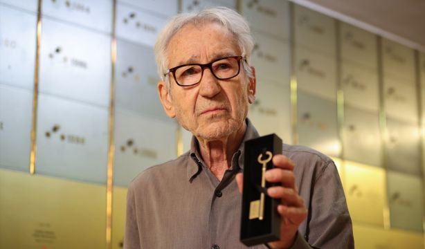 José Sacristán deposita su legado en la Caja de las Letras Aquí están mis padres y mi abuela