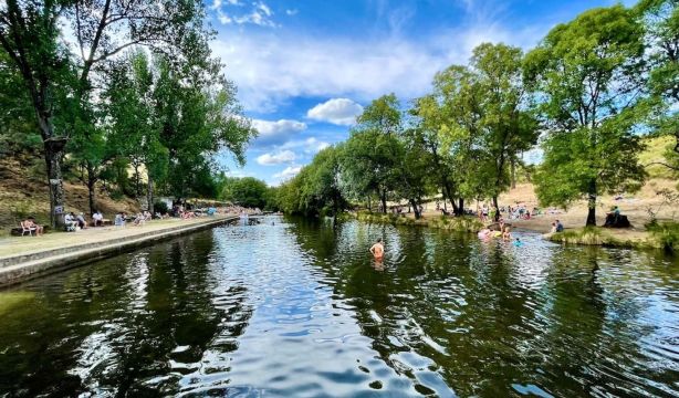 Esta piscina natural de Extremadura es un refugio de agua cristalina para el verano