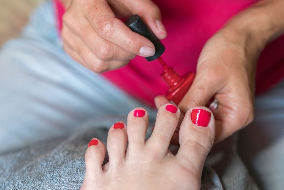 Los podólogos alertan de que el uso prolongado de esmaltes en verano puede ocultar hongos y daños