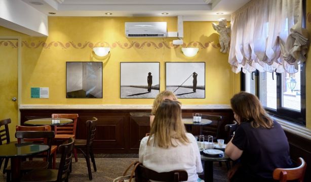 El Macba lleva al arte a la peluquería, el dentista, la pastelería o el tanatorio / Fuente: EuropaPress