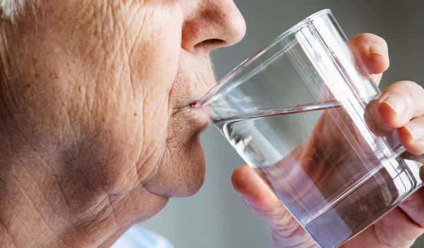 Pacientes con alzhéimer y calor: medidas de prevención y señales de alerta