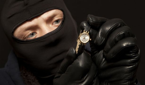 La Policía alerta de este método silencioso para robarte el reloj