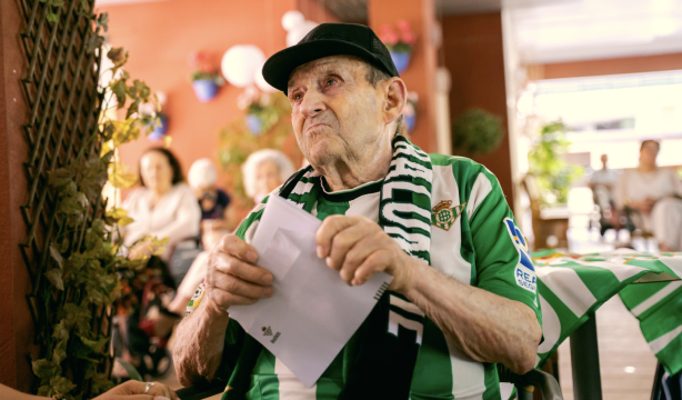 'De béticos a abuelos' sigue uniendo generaciones con una segunda entrega de cartas