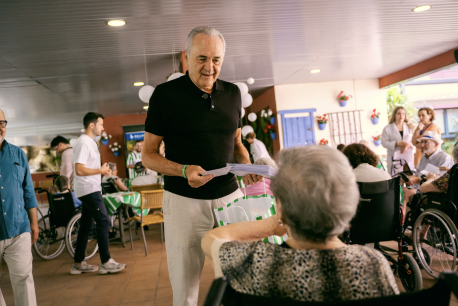 'De béticos a abuelos' sigue uniendo generaciones con una segunda entrega de cartas