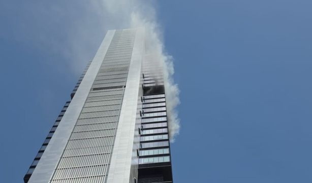 Desalojan una de las cuatro torres del distrito financiero de Madrid por un incendio