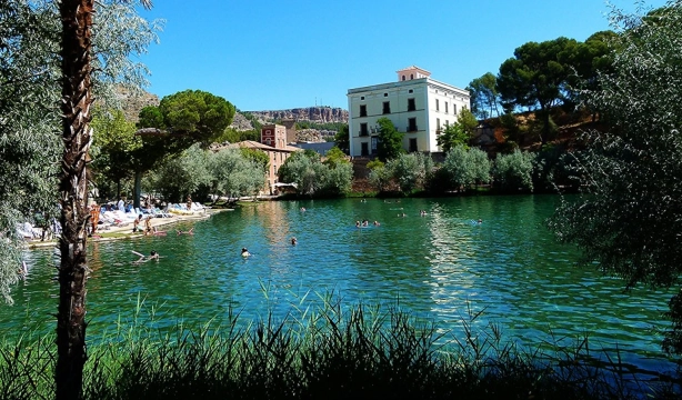 El lago termal más grande de Europa está en Aragón y se puede disfrutar todo el año